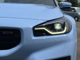 LEDヘッドライト。先進のLEDテクノロジーを採用。照射される白色光の周波特性は太陽に近く、バイキセノンヘッドライトを上回るコントラストでさらに明るく輝きます。悪天候の日でも優れた視認性を発揮します。