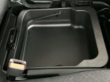 【シートアンダーボックス】座席の下にも収納スペースがあります。