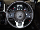 ハンドル左側にはオーディオ操作が出来るオーディオリモートコントロールスイッチ、右側にはHonda SENSINGとオートクルーズコントロールのスイッチを装備!
