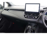 【まるまるクリーニング】内装工程では、中古車を気持ちよくお乗りいただけるよう清掃しております。シートの洗浄はもちろん、ニオイの元となるフロアカーペットまで洗浄・消臭を実施。