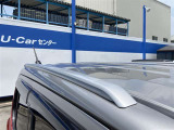 ルーフレール付き。車内に積みきれない荷物を車外に積載することができて便利です。キャンプやスノボで重宝しますね♪見た目もスタイリッシュでかっこいいですよ!