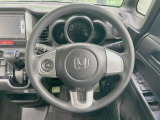 インテリアに合わせたデザインのステアリングは、運転される方のことも考え、運転しやすい形状、大きさです。是非一度、実際に触ってお確かめください。