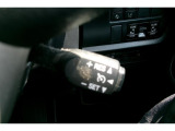 アクセル操作なしでも車が自動で設定したスピードを保ってくれる機能です。長距離の運転、特に高速道路では運転が楽になります。