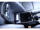 運転席と助手席の間には、飲み物を入れれるスペースやボックスがあり便利ですね