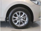 純正のアルミホイール装着車です。タイヤサイズは185/65R15です。