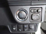 ワンプッシュでスマートにエンジン始動ができます。ミラーは電動格納式で狭い駐車場でも安心です。
