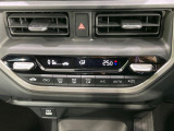 【オートエアコン】一度お好みの温度に設定すれば、車内の温度を検知し風量や温度を自動で調整。暑い…寒い…と何度もスイッチ操作をする必要はありません。快適な車内空間には必須の機能ですね♪