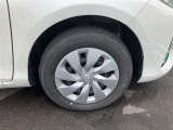 純正スチールホイール。タイヤサイズは165/70R14、現在は夏タイヤ装着で残り溝は約4ミリです