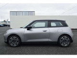 ご納車前には、MINIを熟知したメカニックによる100項目の点検・整備を行います。不具合箇所、交換時期に達している部品に関しましては、全て当社負担で交換してからのご納車となります。