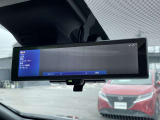 車両後方のカメラ映像を映し出し、車内の状況や、天候などに影響されずいつでもクリアな後方視界が得られるインテリジェントル-ムミラ-が装備されております。