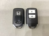 スマートキーを装備しています。鍵を差し込むことなくドアロックの開け閉めと、スタートボタン操作でのエンジンスタートができます。スペアキーも同じものを用意しております。