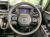 インテリアに合わせたデザインのステアリングは、運転される方のことも考え、運転しやすい形状、大きさです。是非一度、実際に触ってお確かめください。