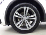 アルミホイール:輸入車ならではの卓越した走りを支えるホイールと足回りです!日本車の走りに慣れている方にもぜひ体感して頂きたい程高いレベルでまとまっています!