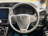 【純正革巻きステアリング】上質な革を使用することで、手にしっかり馴染みとても運転しやすいハンドルです♪