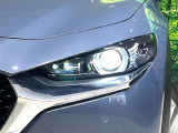 【LEDヘッドライト】悪天候や夜間走行時も良好な視界を確保し安心して運転できる高輝度LEDヘッドライトを装備!点灯速度が早く、消費電力も抑えられています。