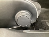 運転席にはドライバーの体型や好みに応じて前後方向だけでなく、高さの調整ができるシートリフターを装備!