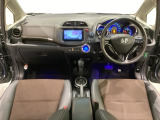 車内は光触媒抗菌消臭施工済です。インパネ周りはスタイリッシュなデザインです。グローブボックスやカップホルダーのほかにトレーなどたくさんの収納スペースが付いています。