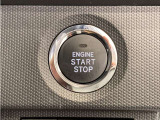 エンジンスタートボタンです。キーが車内にあれば、エンジンの始動・停止はブレーキを踏んでスイッチを押すだけ!キーを取り出す手間を省き、ワンプッシュでエンジンを操作するので簡単でスムーズです。