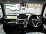 フロントガラスも大きく、開放感があり明るい運転席です♪