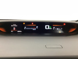 中央にデジタル表示のスピードメーターを配したハイブリット専用メーターになっています。左側のインフォメーション画面で燃費などの情報を確認できます。