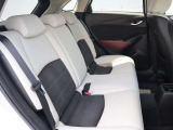 前席が最適な運転ポジションを取るために足元が広くとっており、後部座席の足元もゆったりと座ることができます。長時間でもストレス軽減になるよう、かかとを引くことができるように設計されています!