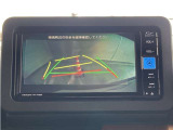 バックガイドモニター付きです。車の後方に小型カメラが付いており、バックする際の後方の様子をモニター上に表示します。
