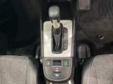 CVT車のセレクトレバーです。低速から高速まで、変速ショックのないスムーズな走りと、エンジン効率のよい領域を維持して燃費にも貢献します。サイドブレーキはスイッチ操作の電子制御パーキングブレーキです。
