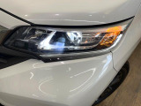 【LEDヘッドライト】悪天候や夜間走行時も良好な視界を確保し安心して運転できる高輝度LEDヘッドライトを装備!点灯速度が早く、消費電力も抑えられています。
