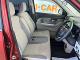 フロントベンチシートが運転席足元もゆったり、広々快適です、助手席へのウォークスルーも楽々可能ですよ☆