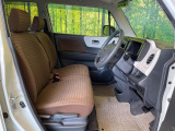運転席シート廻りは使用感も少なく、良好な状態となっています。前オーナー様が丁寧に使っていたことがよくわかりますね。