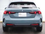 逆L字型の特徴的なテールランプが、後のドライバーへBMWを印象付けます。