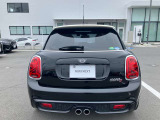 デイライトリングの丸い形は、よりMINIらしさを強調してくれます。LEDヘッドライトで夜も安心して運転できます