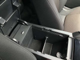 アームレストの中にはシガーソケットとUSB充電器付きなので安心ですね!