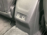 後席用にもUSBポートが2つ用意されております