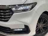 【LEDヘッドライト】悪天候や夜間走行時も良好な視界を確保し安心して運転できる高輝度LEDヘッドライトを装備!点灯速度が早く、消費電力も抑えられています。
