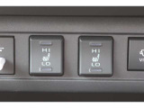 運転席と助手席にシートヒーターが付いています。