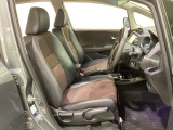 広い足元にゆったり座れるシートには肘掛けも装備しており長距離の運転でも疲れにくくなってます。女性でも運転がしやすいように、シートの高さ調整機能(シートリフター)がついています。