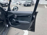 MINIは見切りの良い車です。右左折時や駐車に不安を感じている方も安心して運転することができます!