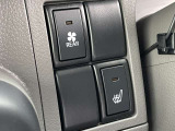 運転席にはシートヒーターも装備されております。