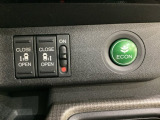 リアドアは乗り降りに便利な両側電動スライドドアです。また運転席に座っていながらスイッチ操作で自在にスライドドアを開け閉めできます。燃費に役立つECONボタンもここです。
