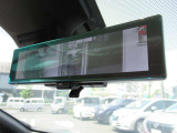 『スマートルームミラー』付き♪♪ 後席乗車の方の頭で後続車を確認できない時には後部カメラが撮影する画像をここに映して確認できます♪♪