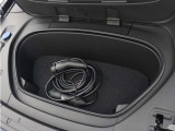 クーペSUVスタイルを纏う、ボルボ初のピュアEVモデル「C40 Recharge」にはエンジンルームがないため、荷物を収納することができます。スリムなルーフラインからは想像もできないほどの積載能力を秘めています。
