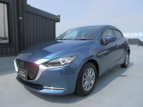 世界統一名称の『MAZDA2』となったコンパクト。「Be a Driver」のスローガンのもと、最適なドライビングポジションを提供できる室内空間と思い通りの走行性能を持った、クラスを超えたお車です!