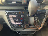 オートエアコンでパネルタッチするだけで操作が可能です(^^)☆AUTOにすれば簡単に車内の空調を快適に調整してくれます♪嬉しいシートヒーター付き(^^)