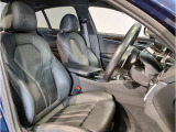 【コックピットシート】BMW車の主役席。車体中央にくる様に配置し車両重心とが一致する事でドライバーと車との一体感あるドライビングを実現。人間工学に基づき形成した形状が長時間のドライブ疲労も軽減します!