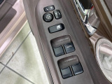 【電動格納ミラー】サイドミラーは電動格納式となっており、狭い駐車場でもキズがつくリスクを抑えられます。