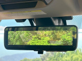 【スマートリヤビューミラー】後席の大きな荷物や同乗者で後方が確認しづらい時でも安心!カメラが撮影した車両後方の映像をルームミラー内に表示。クリアな視界で状況の確認が可能です!