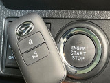 【Hondaスマートキー】カバンやポケットに入れたままでもドアの施錠・解錠が可能なスマートキーを装備。エンジンのオン・オフ時もカギを取り出す必要が無いからとっても便利です♪