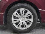 【ホイールキャップ】車に良く似合う純正ホイールキャップが装備されています。各種Aftermarketアルミホイールや、スタッドレスタイヤも取扱いしております。是非ご相談ください。
