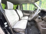 運転席シート廻りは使用感も少なく、良好な状態となっています。前オーナー様が丁寧に使っていたことがよくわかりますね。
